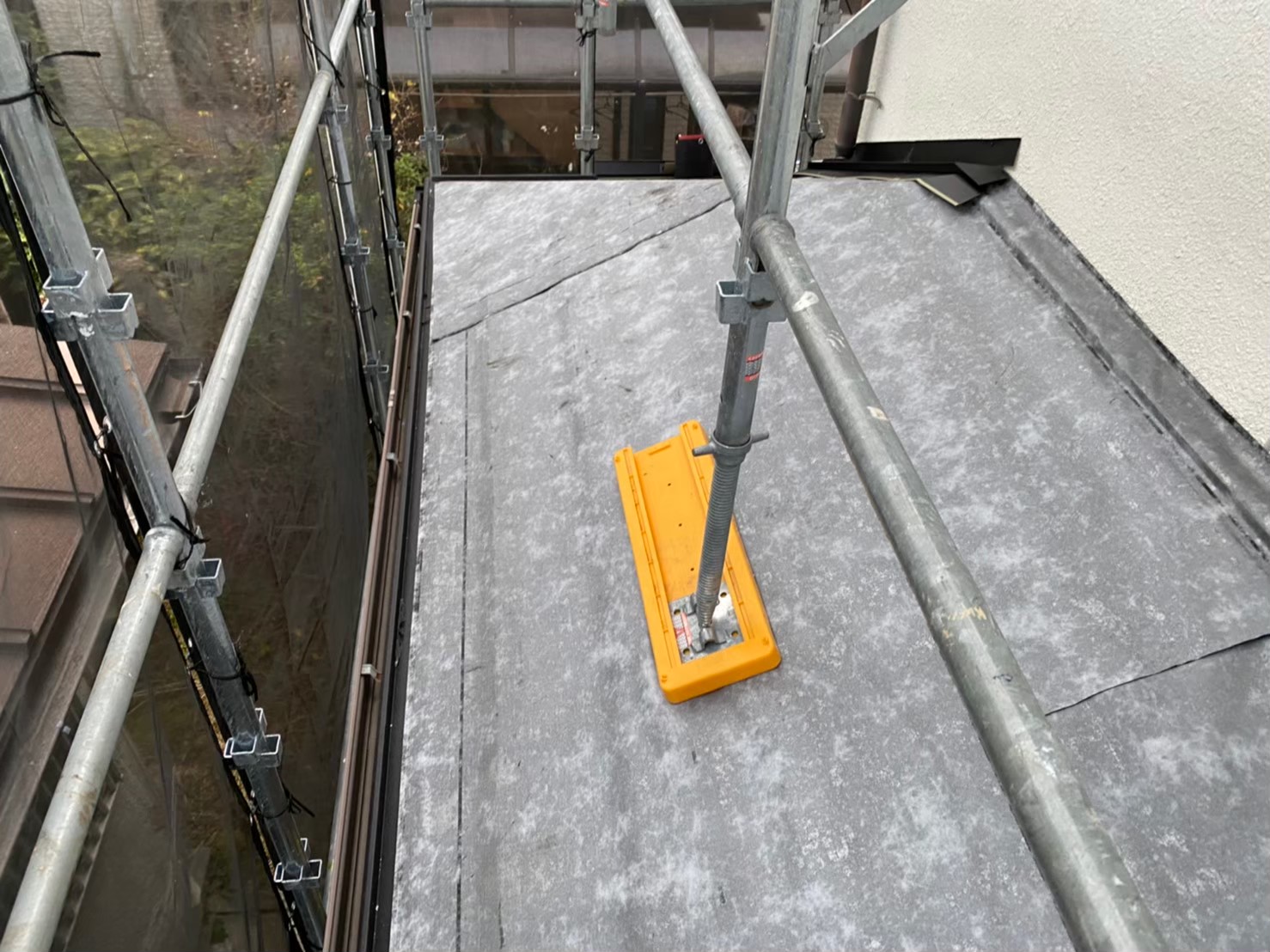 下屋根の作業開始で防水紙設置